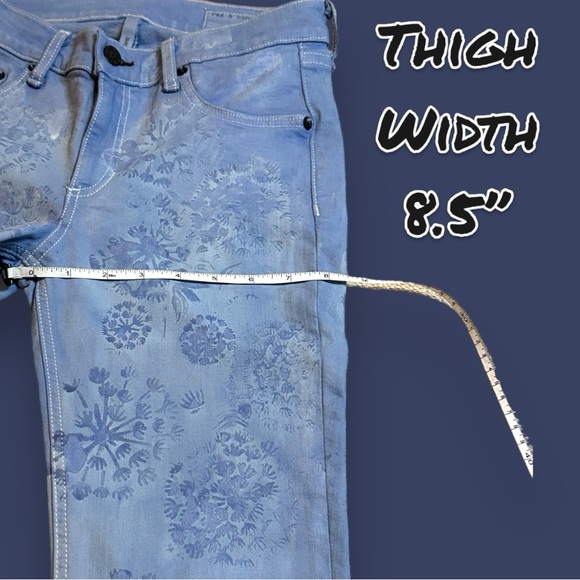 🎉HP🎉 Originally NWTWhite Skinny Capri NOW Cyanotype Floral Style Blue. Size 27 - Picture 10 of 13